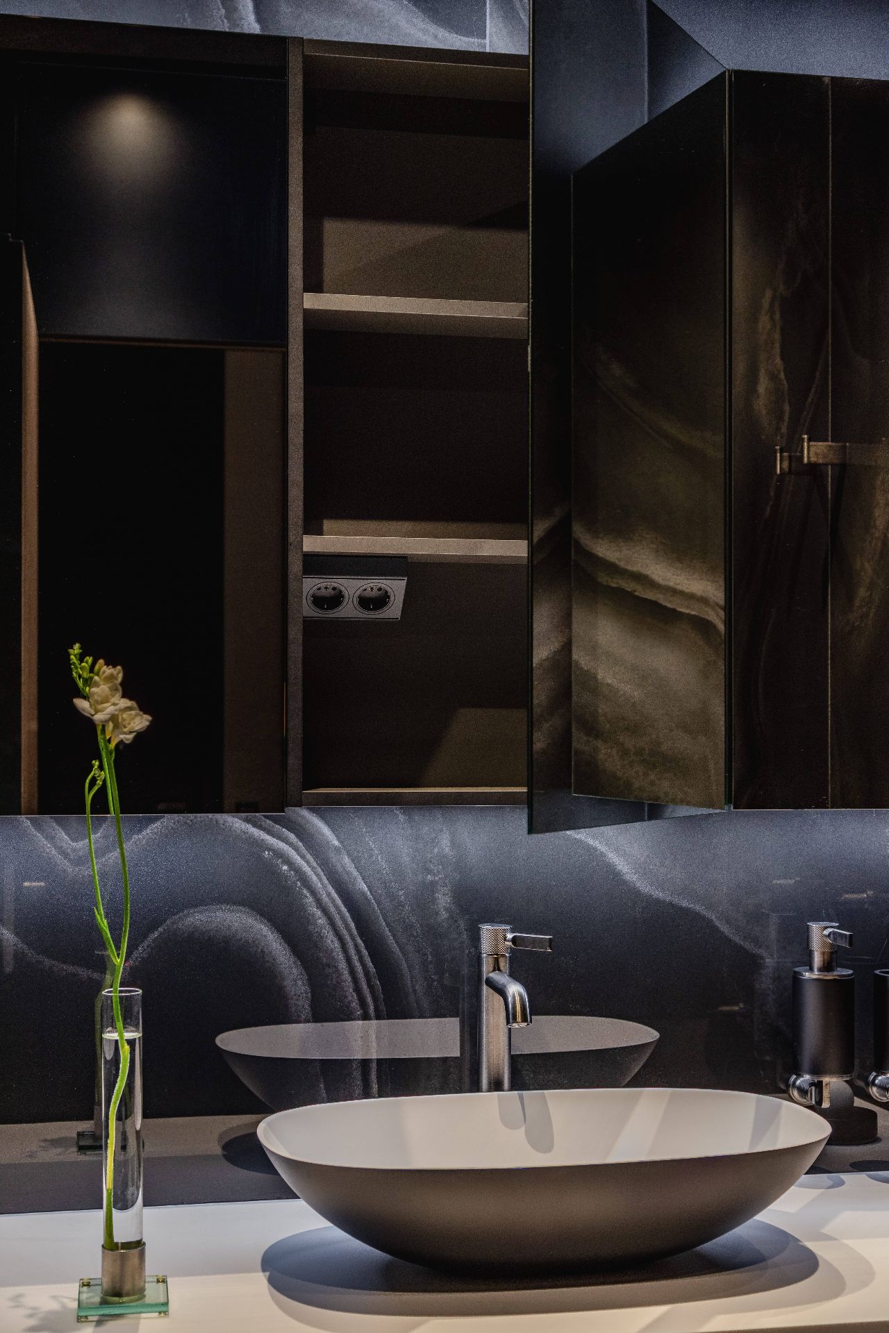 Раковина овальная Antonio Lupi из Flumood в дизайн-проекте.