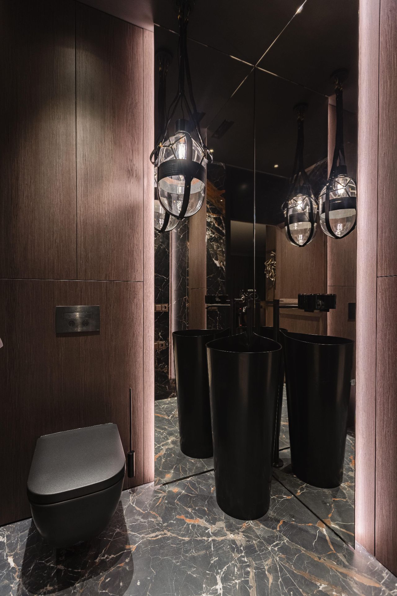 Раковина из Corian от Rexa Design и подвесной унитаз от Duravit в дизайн-проекте гостевого санузла.